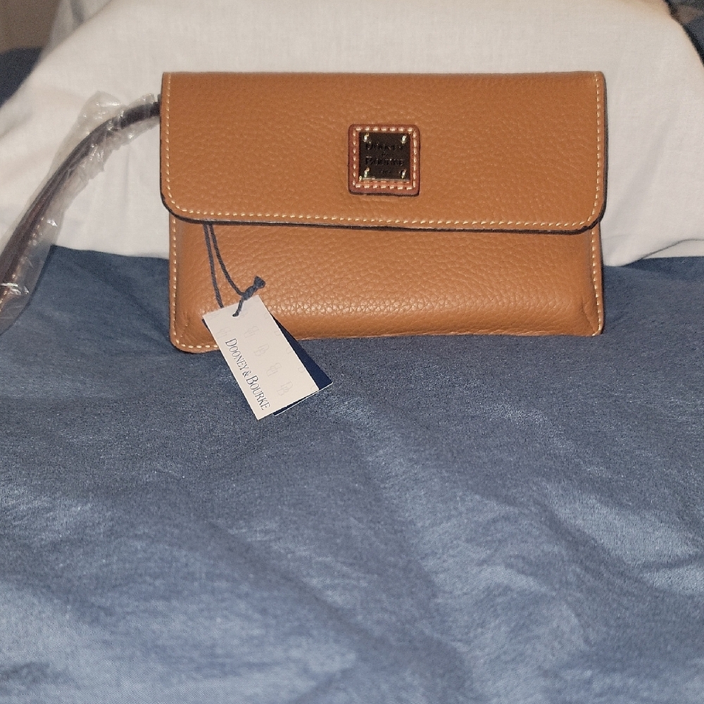 Dooney & Bourke Tan Wristlet. - Picture 3 of 8